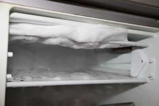 Elektrikář prozradil, po kolika letech je mrazák na odpis. Pak už je jeho spotřeba tak velká, že se vyplatí koupit nový